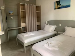 Bedroom - Hotel Room B&B - Twin Beds - Hôtel Océan Vacances