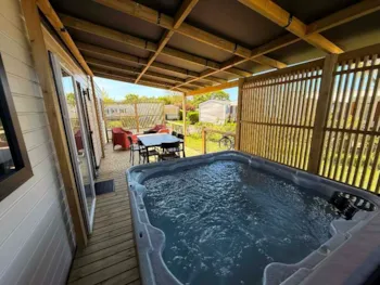 Mietunterkunft - Kollektion Serenite – Mobilheim, 3 Schlafzimmern, 2 Badezimmern Und Privatem +Spa - Camping Domaine du Mès