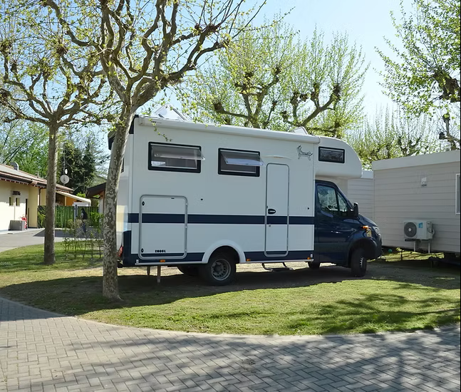 Stellplatz mit teilweisem Seeblick