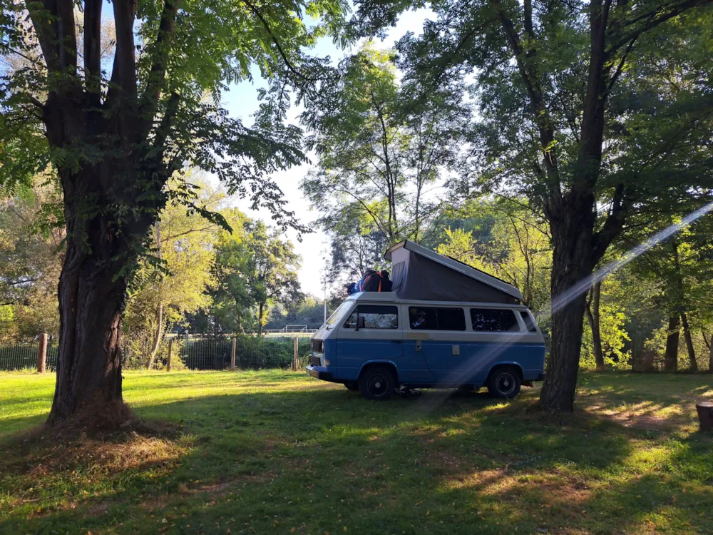 Emplacement - Camping-Car Stop And Go . 18H00 - 10H00.Une Nuit Seulement. Sans Accès Piscine. Electricité Comprise - Camping de l'Aix