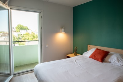 Studio with Double Bed & Balcony — 1