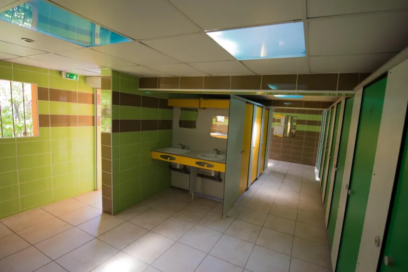 Emplacements (1 Tente, Caravane Ou Camping-Car / 1 Voiture / Électricité 8A)