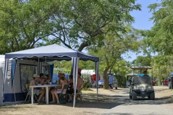 Stellplatz - Stellplatz Komfort (Zelt, Wohnwagen, Wohnmobil / 1 Auto / Strom 8A) - Flower Camping Altea