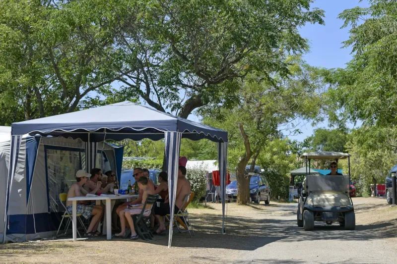 Emplacements (1 Tente, Caravane Ou Camping-Car / 1 Voiture / Électricité 8A)