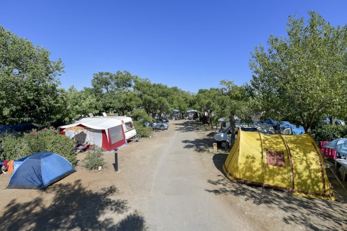 Forfait Freecamp (1 Tente, Caravane Ou Camping-Car / 1 Voiture / Électricité 8A Avec Cuisine Et Sanitaires Individuels)