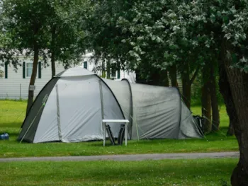 Stellplatz - Stellplatz (Zelt, Wohnwagen, Wohnmobil / 1 Auto) - Camping Du Lac Terre d'Auge, Pont-L'Evêque
