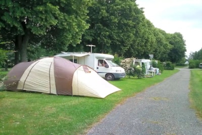 Pitch tent / caravan + electricity