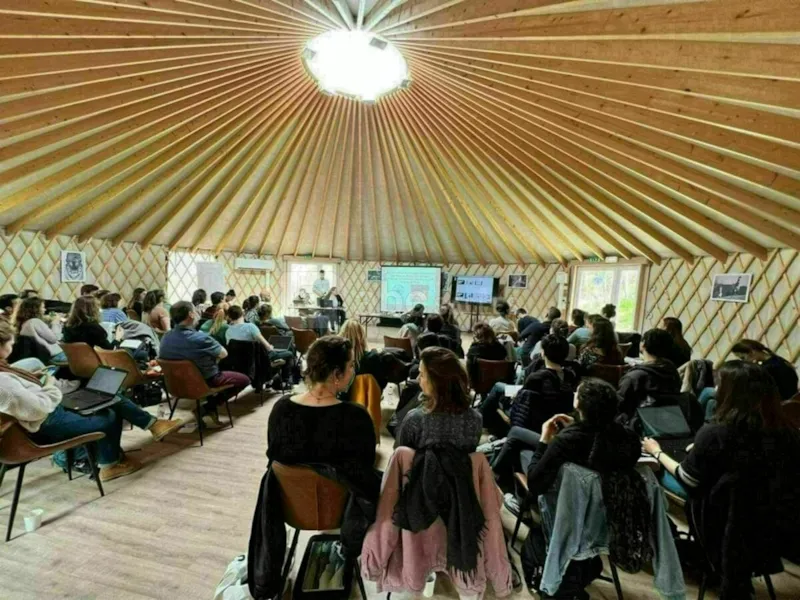 La Salle Yourte 100 M² Uniquement