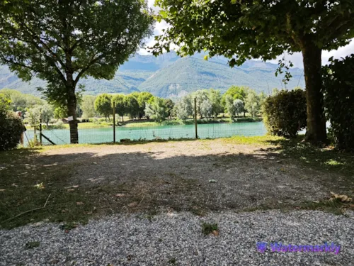 Pitch - Camper Or Caravan Pitches (Except For Fishermen) - image n°2 - Camping du Lac de La Terrasse