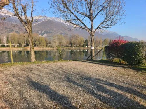 Emplacement - Emplacement Pêcheur N°5 - image n°2 - Camping du Lac de La Terrasse