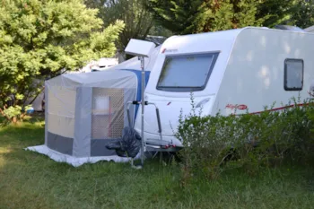 Stellplatz - Stellplatz B (Zelt, Wohnwagen / 1 Auto / Strom 10A) - Camping de la Corsive