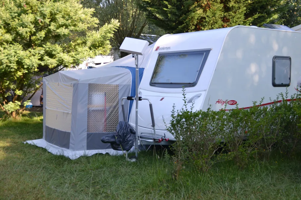 Comfortplaats B  (1 tent, caravan of camper / 1 auto / elektriciteit 10A)