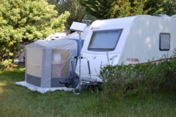 Kampeerplaats(en) - Comfortplaats B  (1 Tent, Caravan Of Camper / 1 Auto / Elektriciteit 10A) - Camping de la Corsive