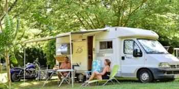 Stellplatz - Paket B Wohnwagen (1 Stellplatz, 1 Fahrzeug, Strom) - Camping de la Corsive