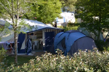 Stellplatz - Stellplatz B (Zelt, Wohnwagen / 1 Auto / Strom 10A) - Camping de la Corsive