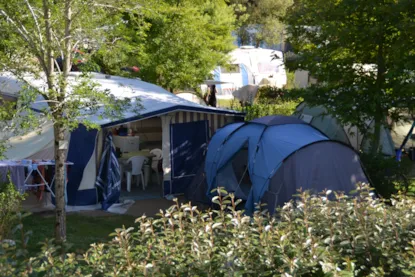 Piazzola B (Tenda, Roulotte, Camper / 1 Auto / Elettricità 10A)
