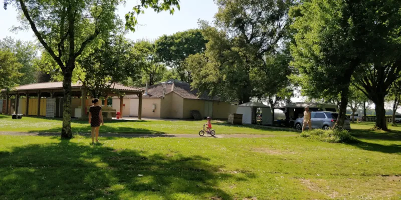 Forfait Emplacement + 1 Véhicule + 1 Tente Ou 1 Camping-Car Ou 1 Caravane