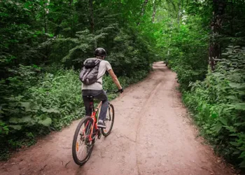 Stellplatz - 2-Rad-Solo-Paket (1 Fahrrad/Motorrad/Kanu, Ohne Strom) - Camping du Nizour