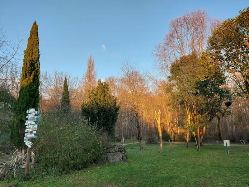 Emplacement Nu Avec 1 Véhicule + 1 Équipement