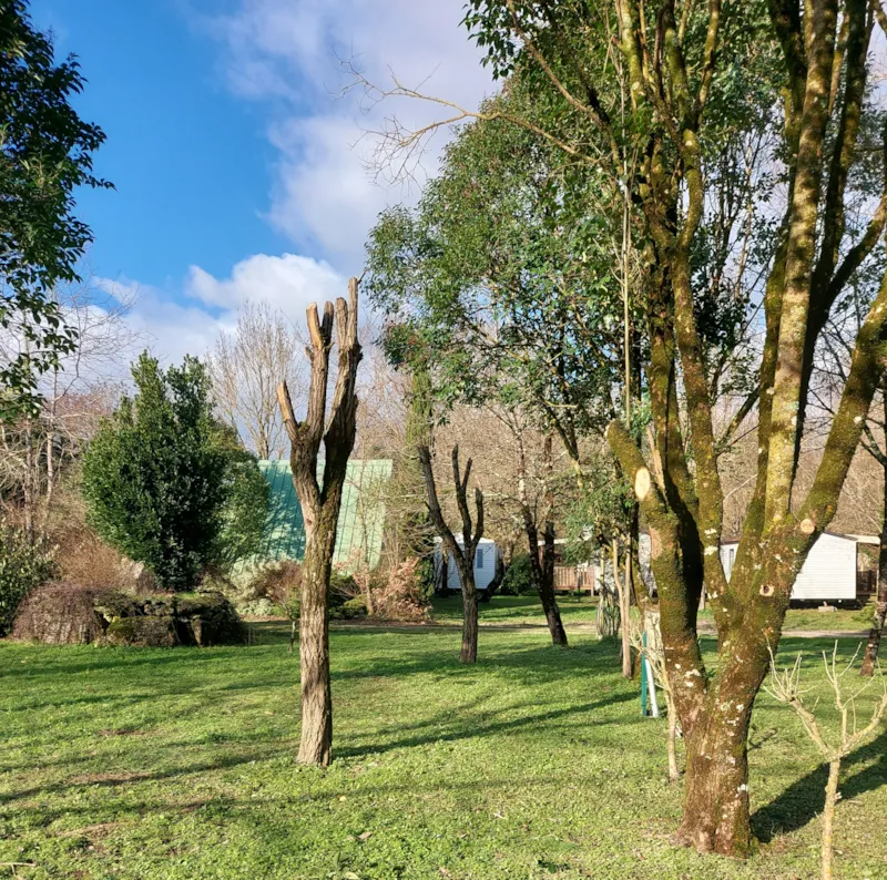 Emplacement Nu Avec 1 Véhicule + 1 Équipement
