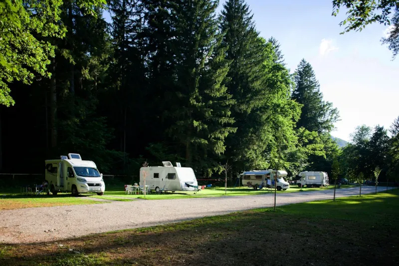 Standard Emplacement Pour Grands Campeurs / Caravanes / Tente De Toit / Van