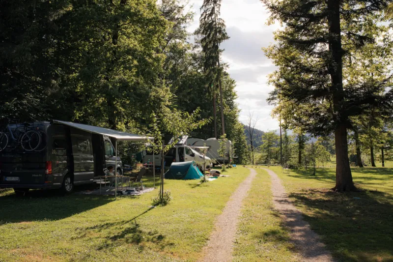 Standard Emplacement Pour Van/ Petit Camping-Car/ Tente De Toit (Longueur Max. 6M) Avec Vue Montagne