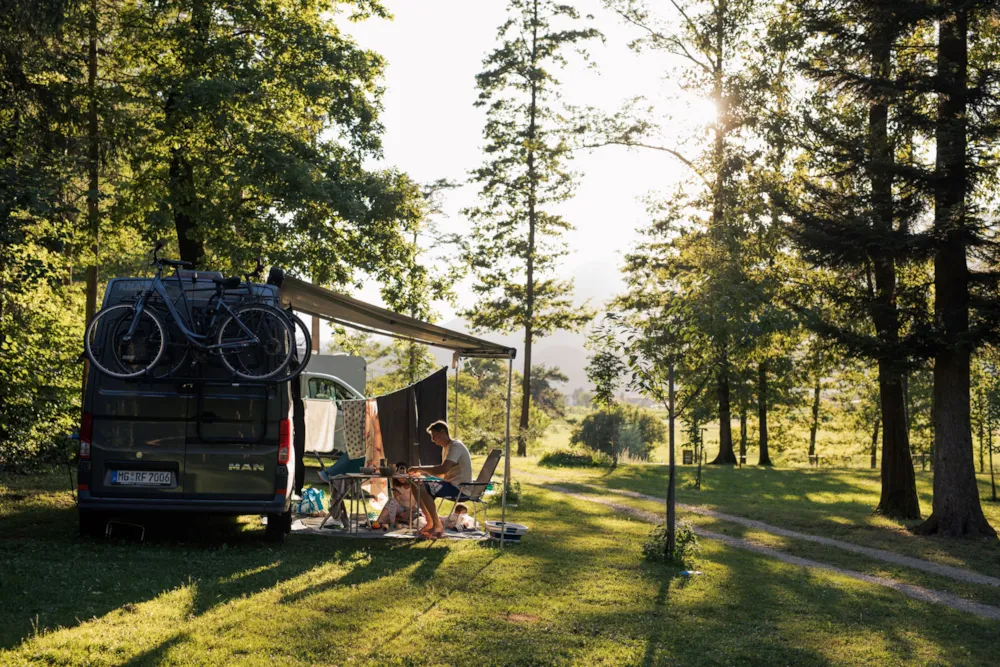 Piazzola per furgone/piccolo camper/tenda sul tetto, con vista sulle montagne e elettricità
