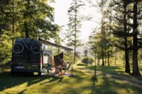 Emplacement Pour Van / Petit Camping-Car / Tente De Toit, Avec Vue Montagne Et Électricité