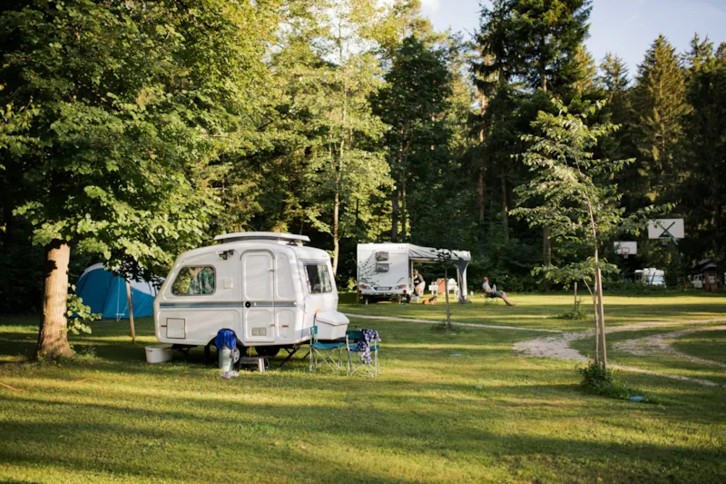 Standard Emplacement Pour Van/ Petit Camping-Car/ Tente De Toit (Longueur Max. 6M) Avec Vue Montagne