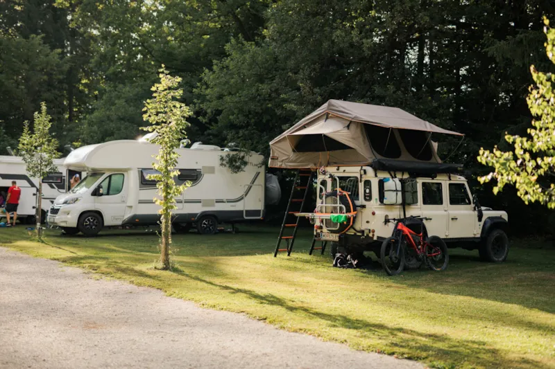 Standard Emplacement Pour Grands Campeurs / Caravanes / Tente De Toit / Van