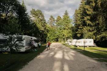 Kampeerplaats(en) - Plaats Voor Grote Campers / Caravans / Daktent / Van - Forest Camping Mozirje