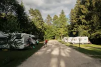 Emplacement Pour Grands Campeurs / Caravanes / Tente De Toit / Van