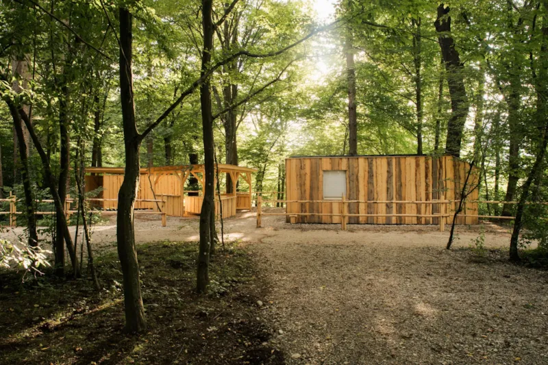 Moyen Emplacement Pour Camping-Car Dans Une Petite Forêt (Longueur Maximale 6M)