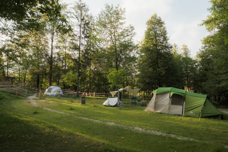Moyen Emplacement Pour Tente - Au Bord De La Rivière