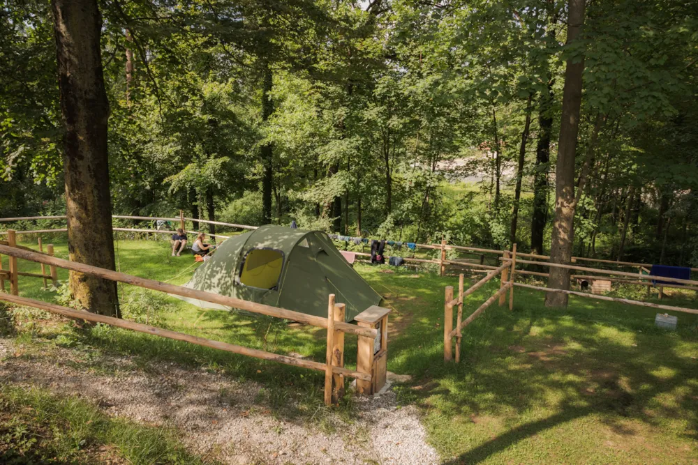 Emplacement - Moyen Emplacement Pour Tente - Au Bord De La Rivière - Forest Camping Mozirje