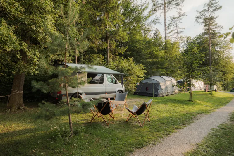 Standard Emplacement Pour Van/ Petit Camping-Car/ Tente De Toit (Longueur Max. 6M) Avec Vue Montagne