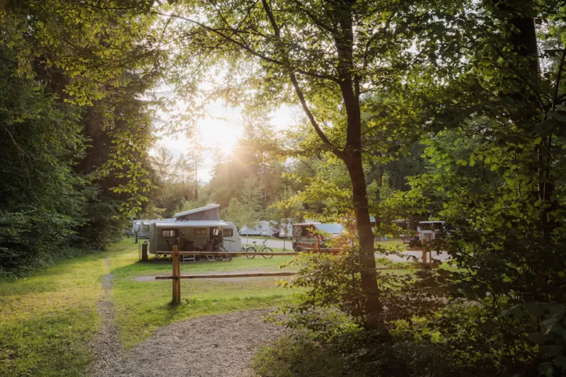 Standard Emplacement Pour Grands Campeurs / Caravanes / Tente De Toit / Van