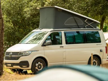 Emplacement - Forfait Confort : Grande Caravane Ou Camping-Car / 1 Voiture / Électricité - Flower Camping Monplaisir