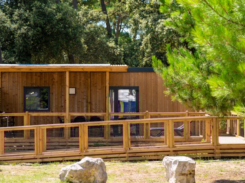 Premium Mobilheim RMA 30 m² - 2 Schlafzimmer - halb überdachte Terrasse - TV + A/C + Bettwäsche