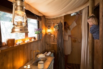 Lodge with private outdoor shower — 4