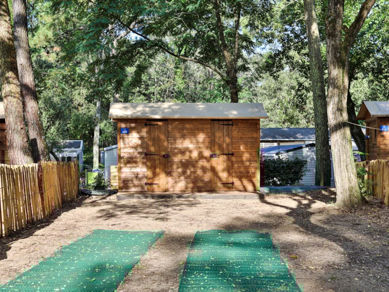 Premium package: 10A pitch equipped with a Freecamp (hut with sanitary facilities and open kitchen)