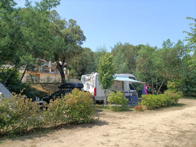 Emplacement Camping Car 2 Personne & Électricité