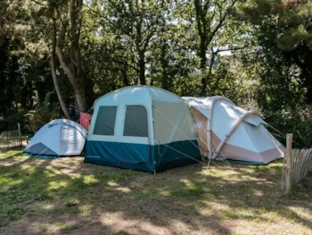 Stellplatz - Stellplatz Nature (1 Zelt, Wohnwagen, Wohnmobil / 1 Auto) - Flower Camping Port de la Chaîne