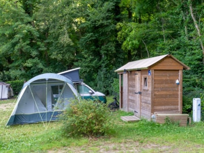 Premium package: 10A pitch equipped with a Freecamp (hut with sanitary facilities)