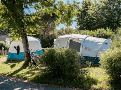 Comfort package: tent, caravan or motorhome / 1 car / 10A electricity