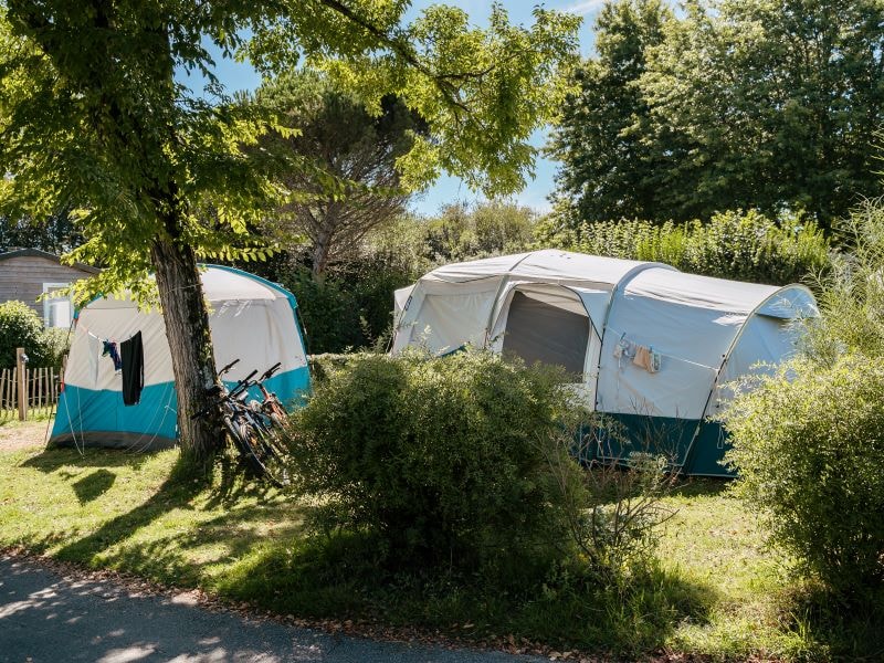 Forfait Confort : tente, caravane ou camping-car / 1 voiture / électricité 10A 2 pers.