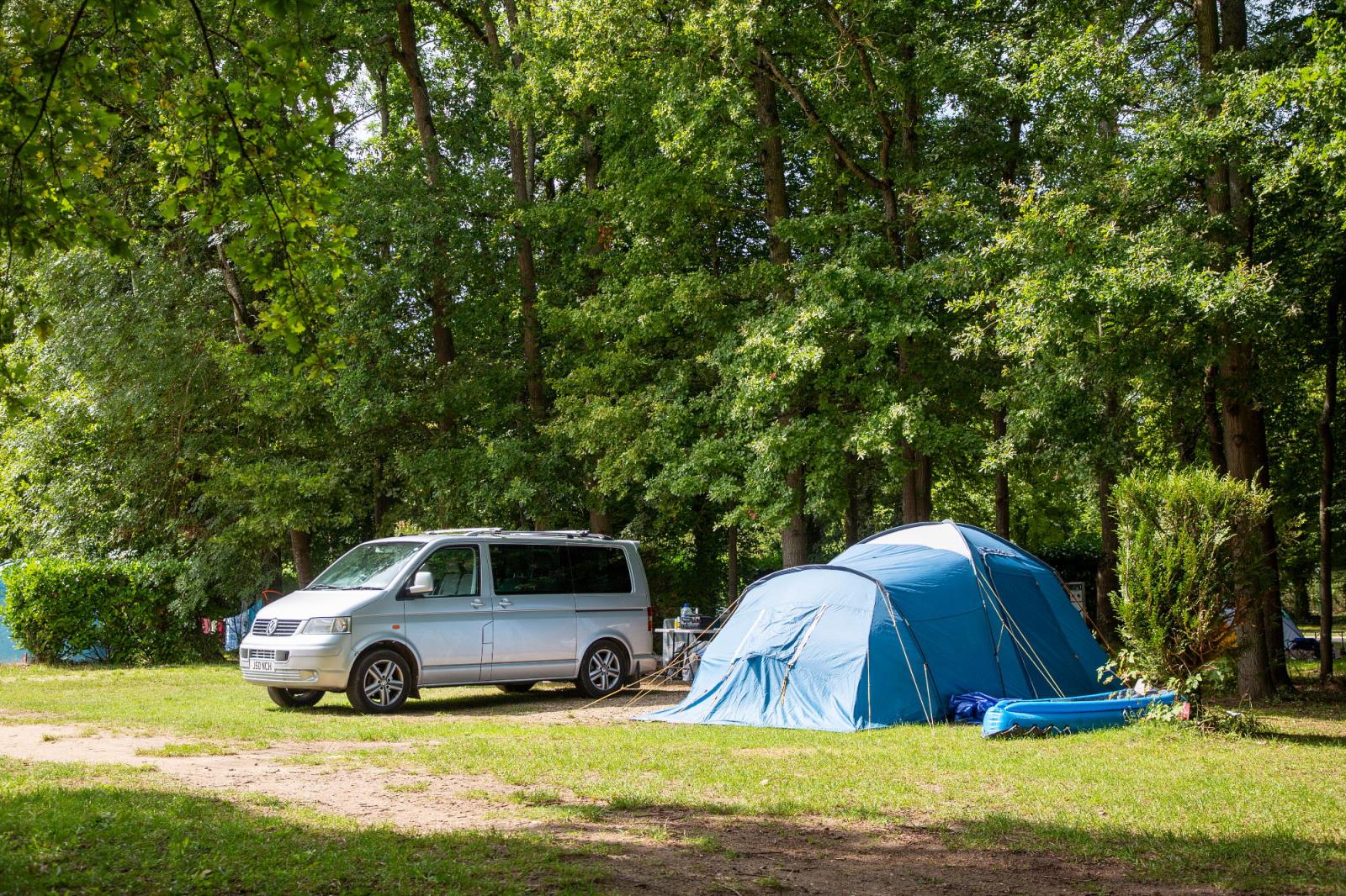 Kampeerplaats - Auto + Tent, Met Elektriciteit (6A, Cee) - Camping Les Prés