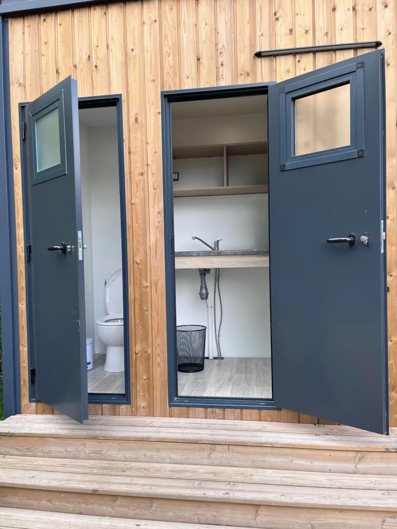 Emplacement Tente Premium Sanitaire Individuel Electricité 13A