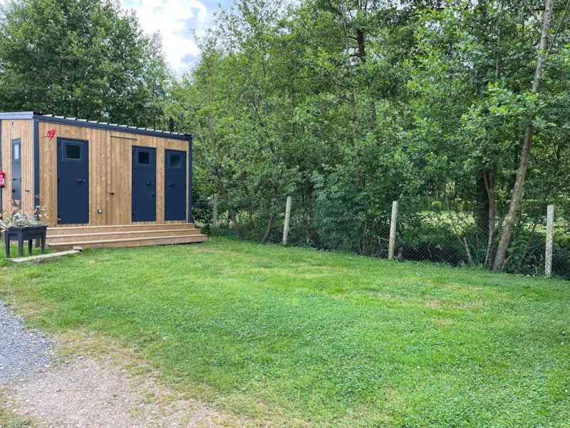 Emplacement Tente Premium Sanitaire Individuel Electricité 13A