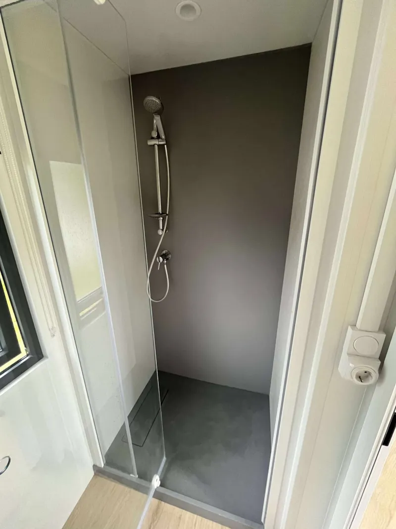 Emplacement Premium Sanitaires Privés - Electricité 13A